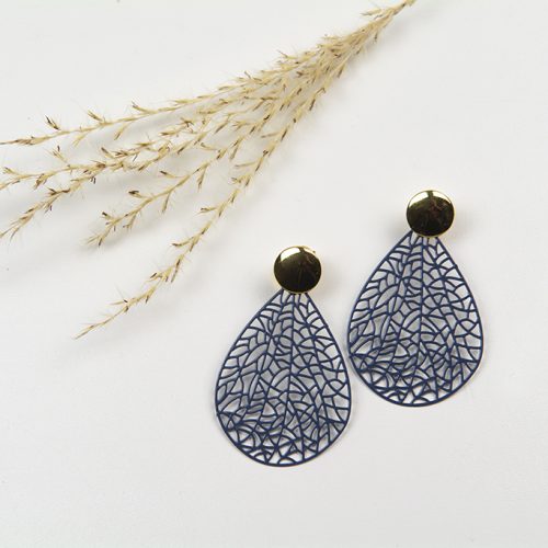 "Leaves" aus edlem Metall in Saphirblau