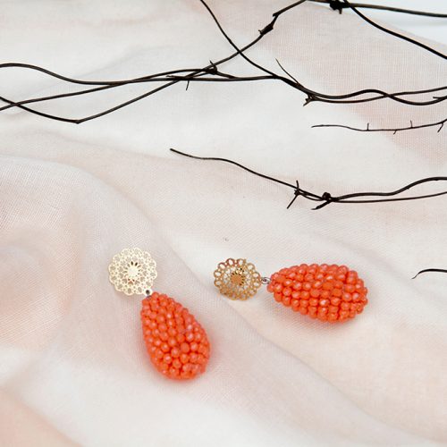"Tropfen" aus Perlen in Orange mit Blumenstecker