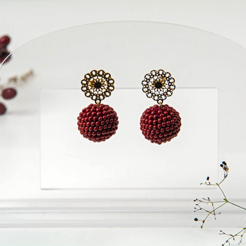 "Beeren" aus Perlen in Dunkelrot mit Blumenstecker