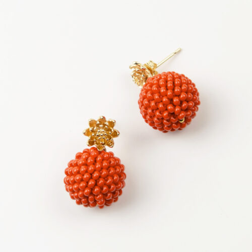 "Kleine Beeren" aus Perlen in Blutorange mit Seerosenstecker