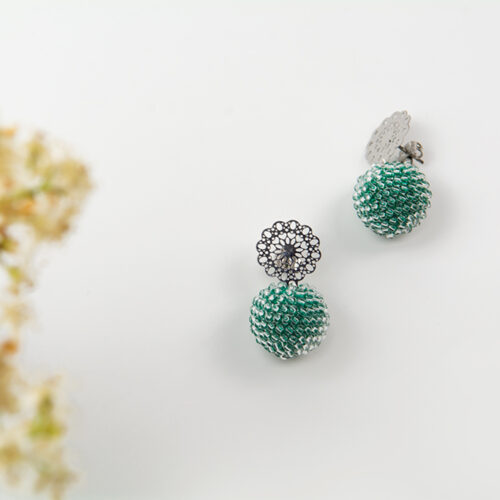"Beeren" aus Glasperlen in Dunkelgrün mit Blumenstecker